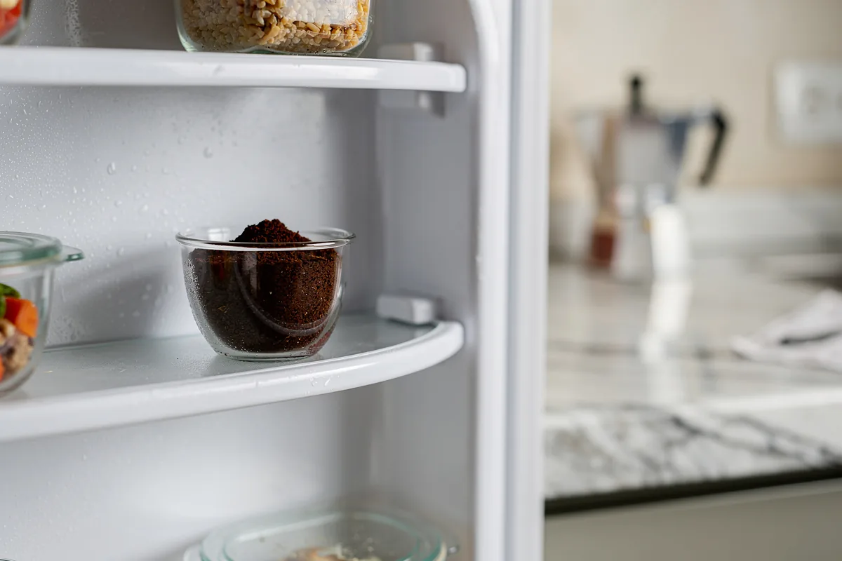 Frigo che puzza di pesce o cipolla? Metti una ciotolina con fondi di caffè e guarda il miracolo
